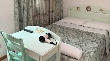Schreibtisch, laptopgeeigneter Arbeitsplatz, schallisolierte Zimmer