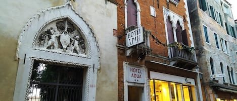 Vista frontal de la propiedad