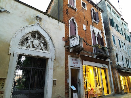 Facciata della struttura. Adua Hotel