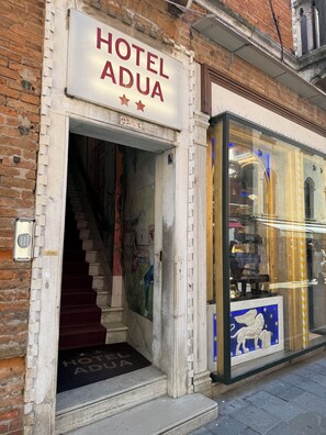 A hotel entrance with a sign reading 'HOTEL ADUA' and a staircase leading inside. - Adua Hotel (Venice)