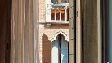 Quarto casal superior, vista para a cidade | Frigobar, cofres nos quartos, escrivaninha, Wi-Fi de cortesia