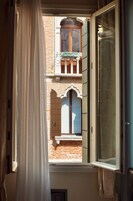 Doppia Superior, vista città | Minibar, una cassaforte in camera, una scrivania, Wi-Fi gratuito