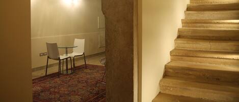 Lobby-lounge