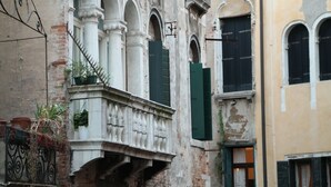 A historic building with a balcony, arched windows, and a brick facade. - Hotel Tiepolo (Venice)