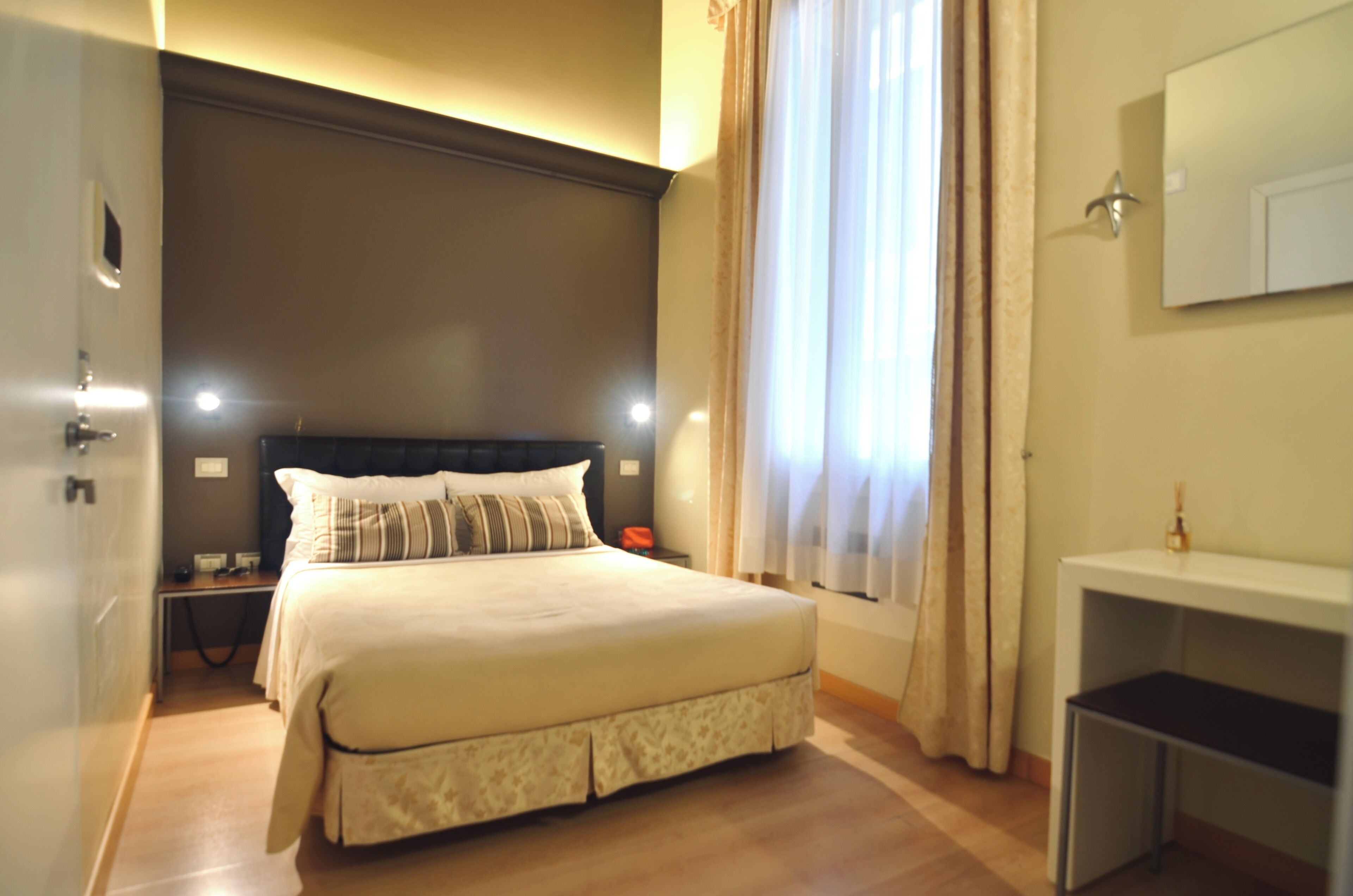 Double Room | Minibar, in-room safe, desk, free WiFi