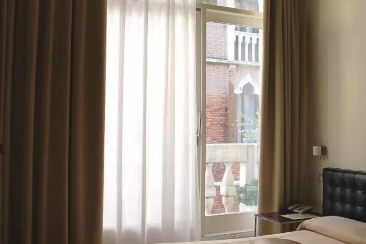 Deluxe Double Room, Balcony, Canal View