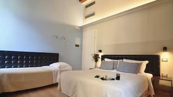 Quarto casal superior, vista para a cidade | Frigobar, cofres nos quartos, escrivaninha, Wi-Fi de cortesia