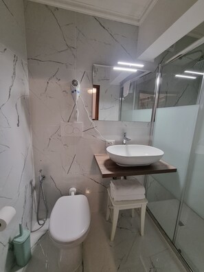 Deluxe Double Room, Terrace, City View | Bathroom | Hair dryer, towels - Albergo Casa Peron (Venice)