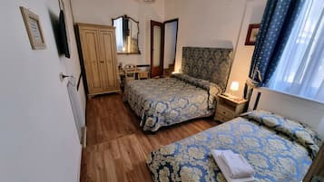 Habitació triple, balcó | Cobrellits, caixa forta a l'habitació i mobiliari individual