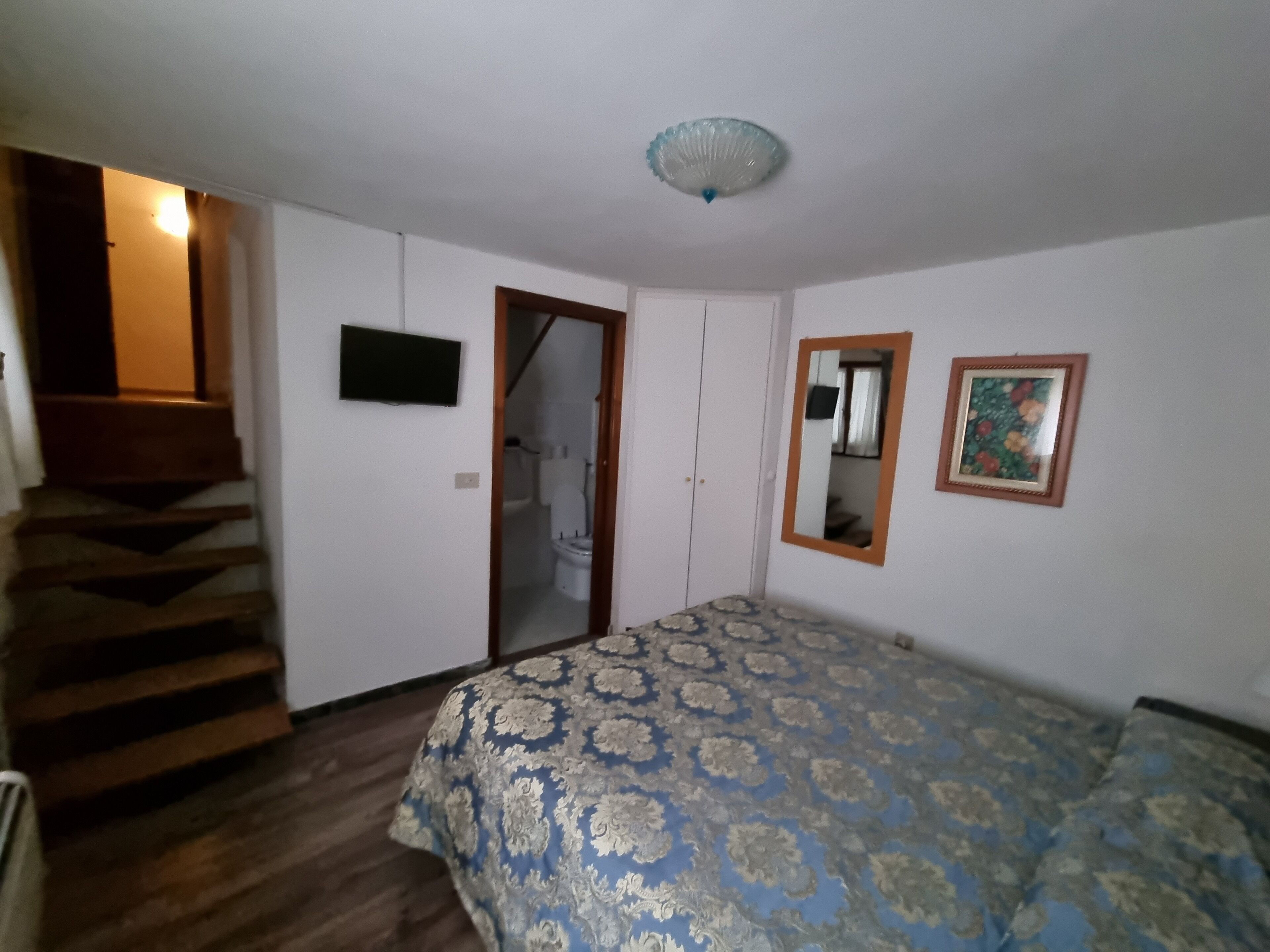 economy double room | down duvets, in-room safe, individually furnished, desk