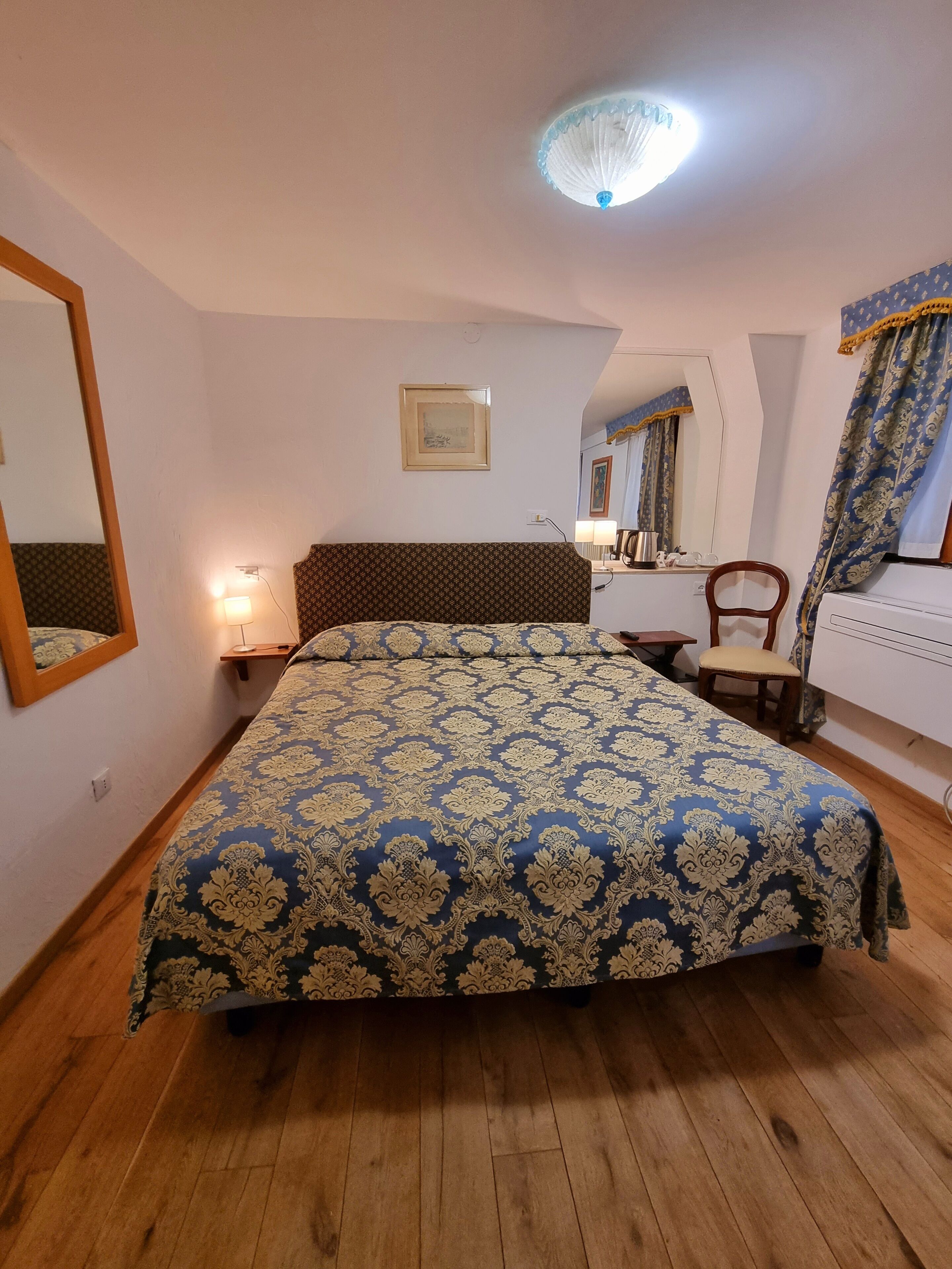 economy double room | down duvets, in-room safe, individually furnished, desk