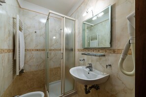 Superior tweepersoonskamer, uitzicht op kanaal | Badkamer | Handdoeken