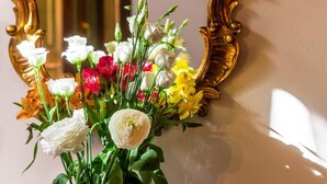 A bouquet of flowers in a vase on a table. - Hotel Al Vagon (Venice)