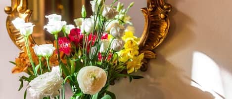 Un ramo de flores en un jarrón sobre una mesa.