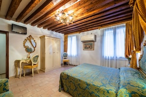 Quadruple Room | In-room safe, free WiFi, bed sheets