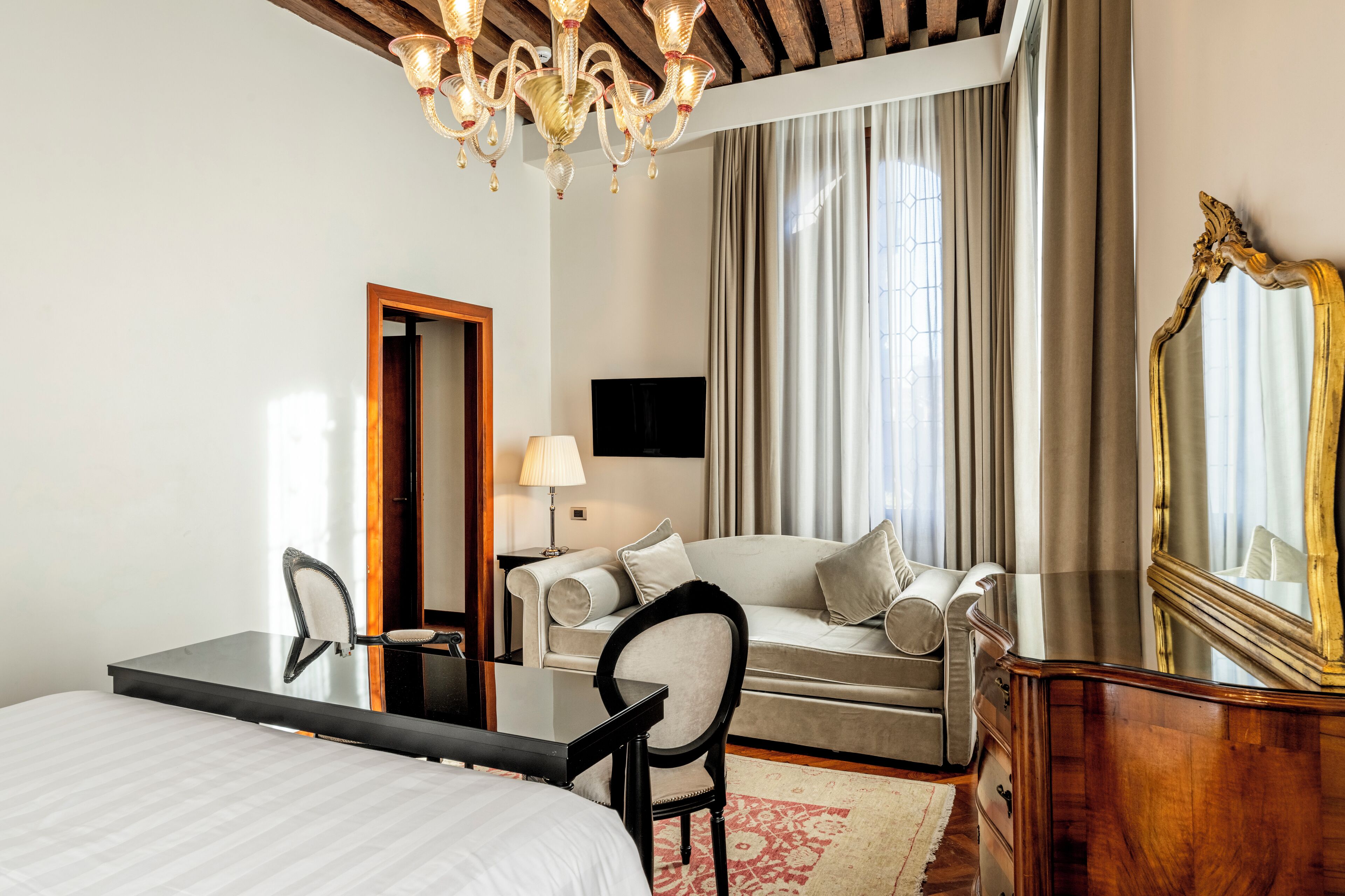 junior studio suite, canal view | 1 bedroom, hypo-allergenic bedding, minibar, in-room safe