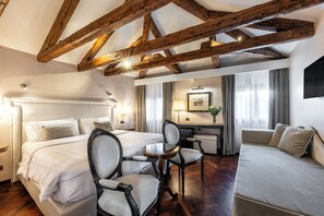 A hotel room with a large bed, a desk, a chair, and a sofa. - Hotel Casa Verardo Residenza d'Epoca (Venice)