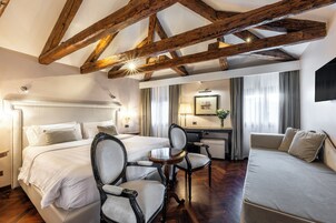 Suite monolocale Junior, vista canale | Biancheria da letto ipoallergenica, minibar, una cassaforte in camera