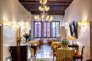 Daily buffet breakfast (EUR 14 per person) - Hotel Casa Verardo Residenza d'Epoca (Venice)
