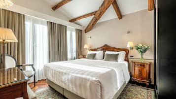 ملاءات للفراش لا تسبب الحساسية وميني بار وخزنة داخل الغرفة ومكتب