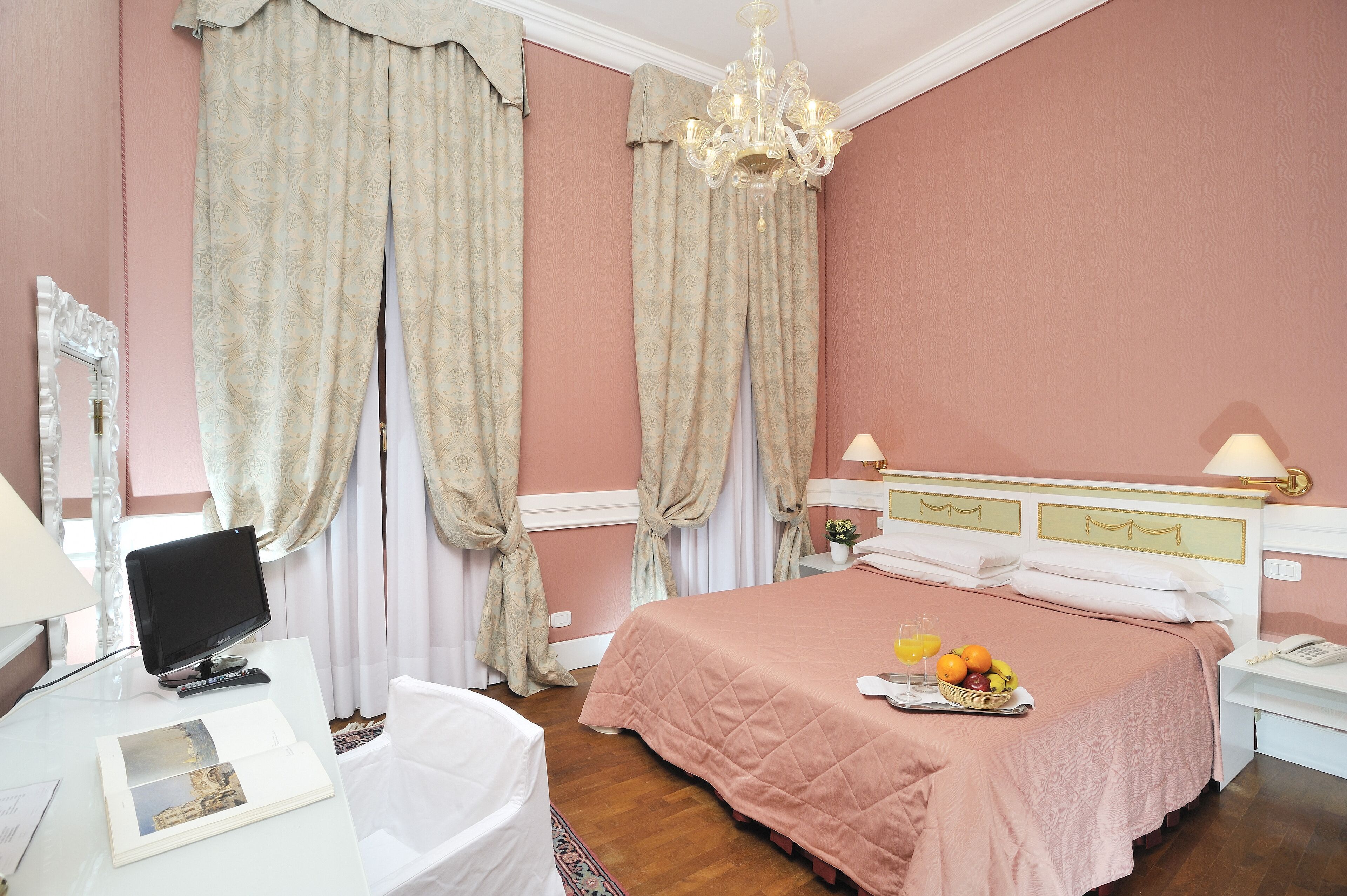 Ropa de cama hipoalergénica y minibar 