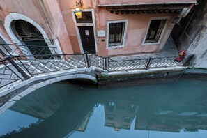 A narrow canal with a bridge connecting two buildings. - Hotel Casa Verardo Residenza d'Epoca (Venice)