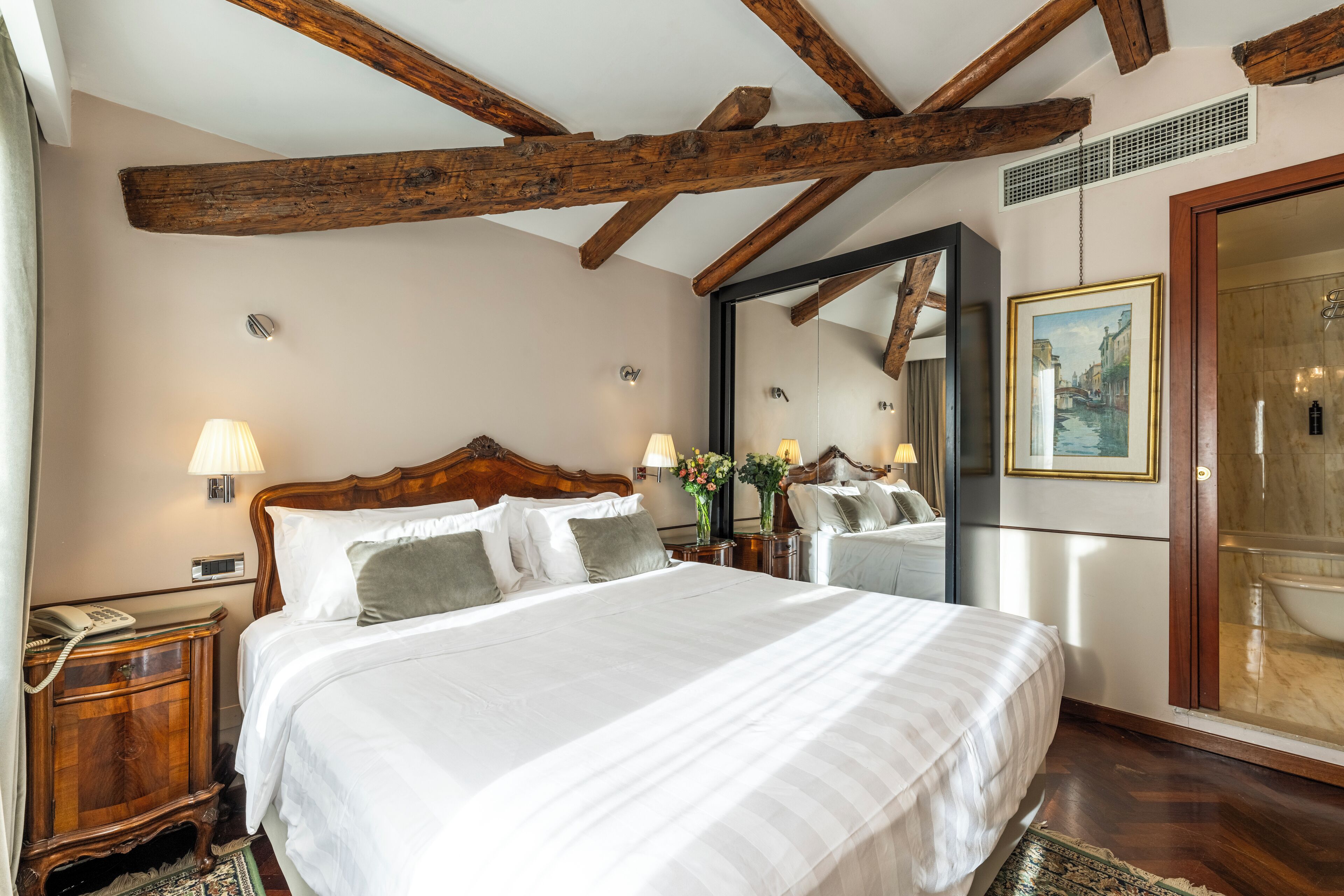 Ropa de cama hipoalergénica y minibar 