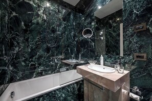 Habitación Deluxe con 1 cama doble o 2 individuales, vistas al canal, en edificio anexo | Baño | Artículos de higiene personal gratuitos, secador de pelo y toallas