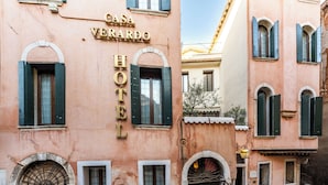 Un immeuble sur lequel on peut lire l’inscription « Casa Verardo Hotel ».