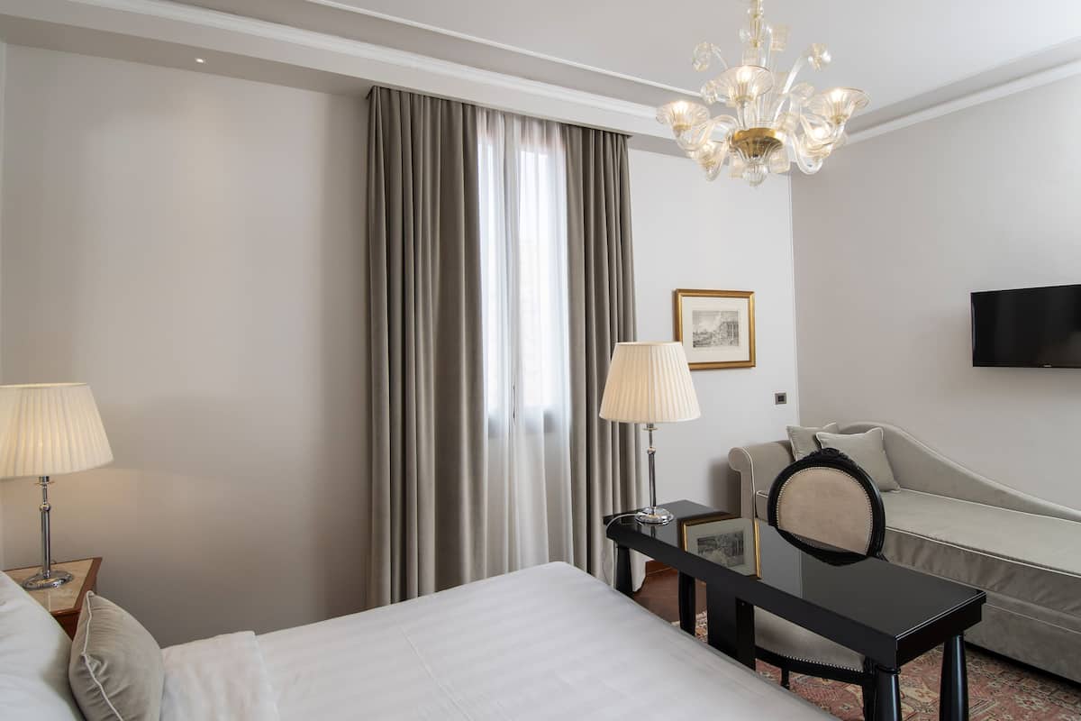 Hypo-allergenic bedding available, minibar, in-room safe, desk
