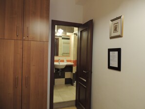Double Room | Bathroom | Hair dryer, towels - Morelli Bed and Breakfast (Rome)