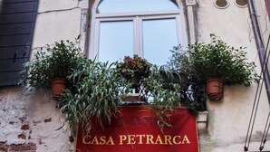 Exterior detail - Locanda Casa Petrarca (Venice)