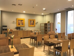 Frokostbuffé hver dag (EUR 12.80 per person)