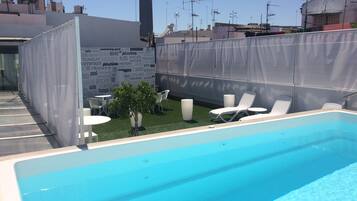 Piscine extérieure (ouverte en saison), parasols de plage
