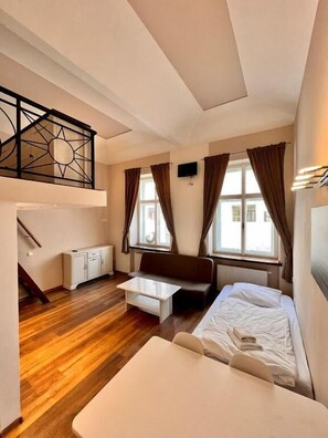 Loft, várias camas | Cortinas blackout, ferros/tábuas de passar roupa, berços grátis