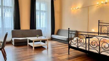 Estudi en suite, diversos llits | 1 dormitori, cortines opaques i planxa i posts de planxar