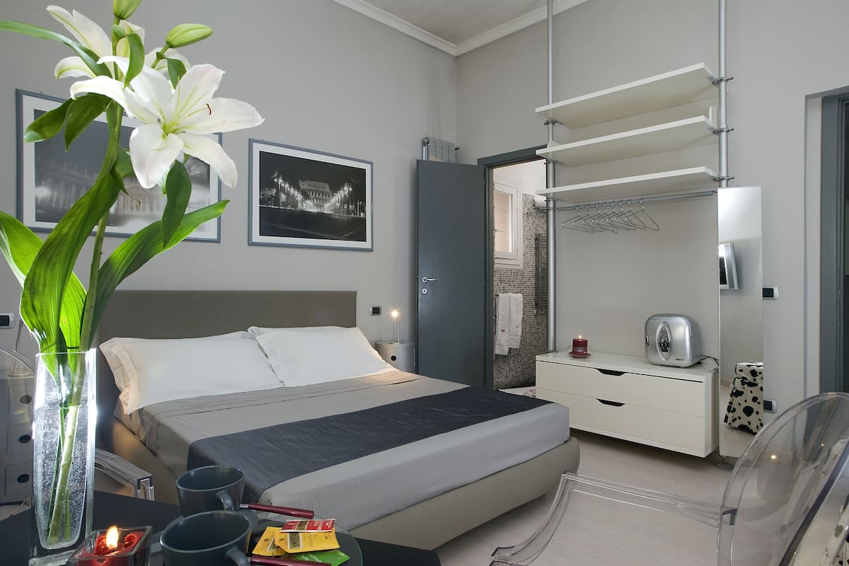 Egyptian cotton sheets, premium bedding, down duvets, free minibar