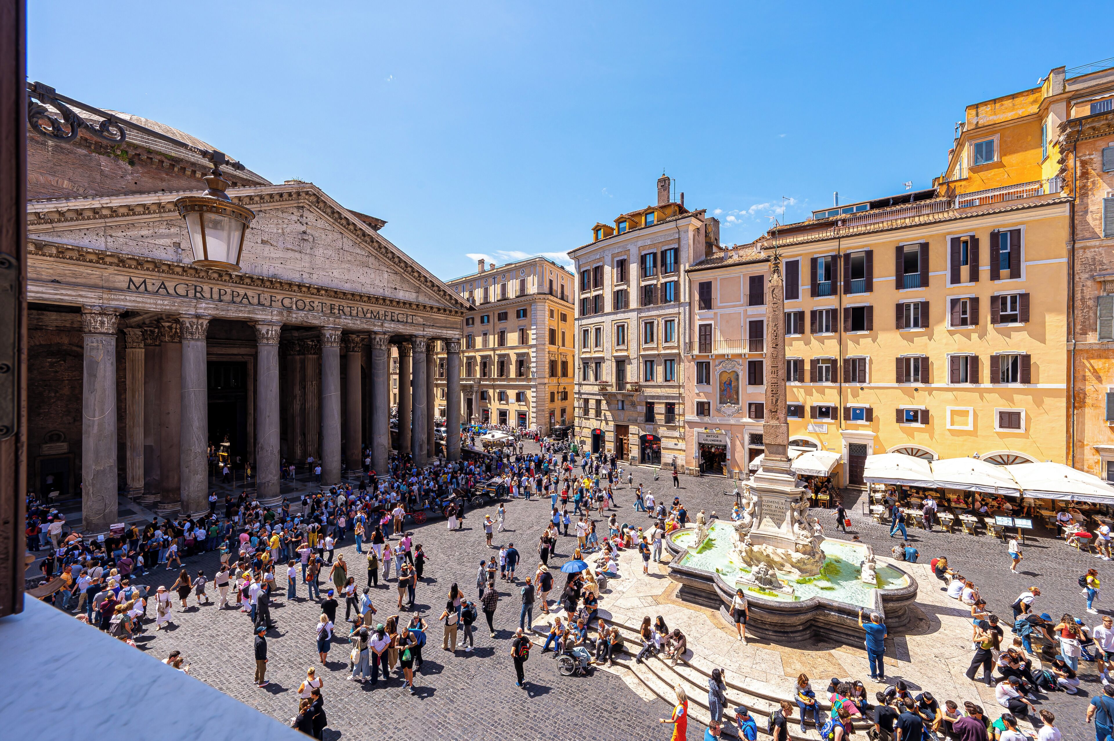 Corner room with Pantheon and fountain view | View from room