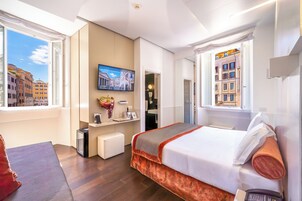 Corner room with Pantheon and fountain view