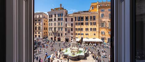 Corner room with Pantheon and fountain view | View from room