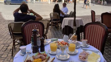 朝食 (フル ブレックファスト)、毎日提供 (無料)