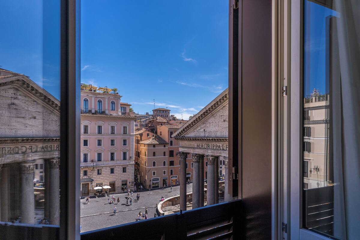 Double room with Pantheon view on the fourth floor in the separate building | Vistas desde la habitación