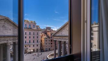 Double room with Pantheon view on the fourth floor in the separate building | Vue de la chambre