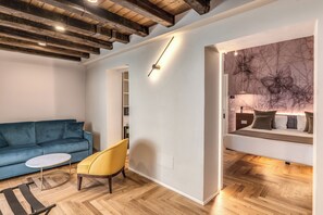 Quadruple room with private terrace on the fifth floor in the separate building | Zona de estar | Smart TV de 50 pulgadas con canales por satélite, Netflix