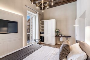 Double room with balcony and Pantheon view on the third floor in the separate building | Fernseher