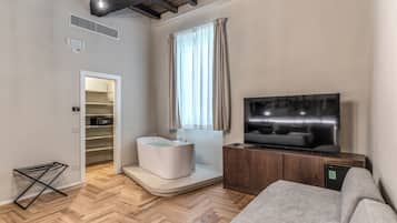 Triple room with bathtub on the third floor in the separate building | TV