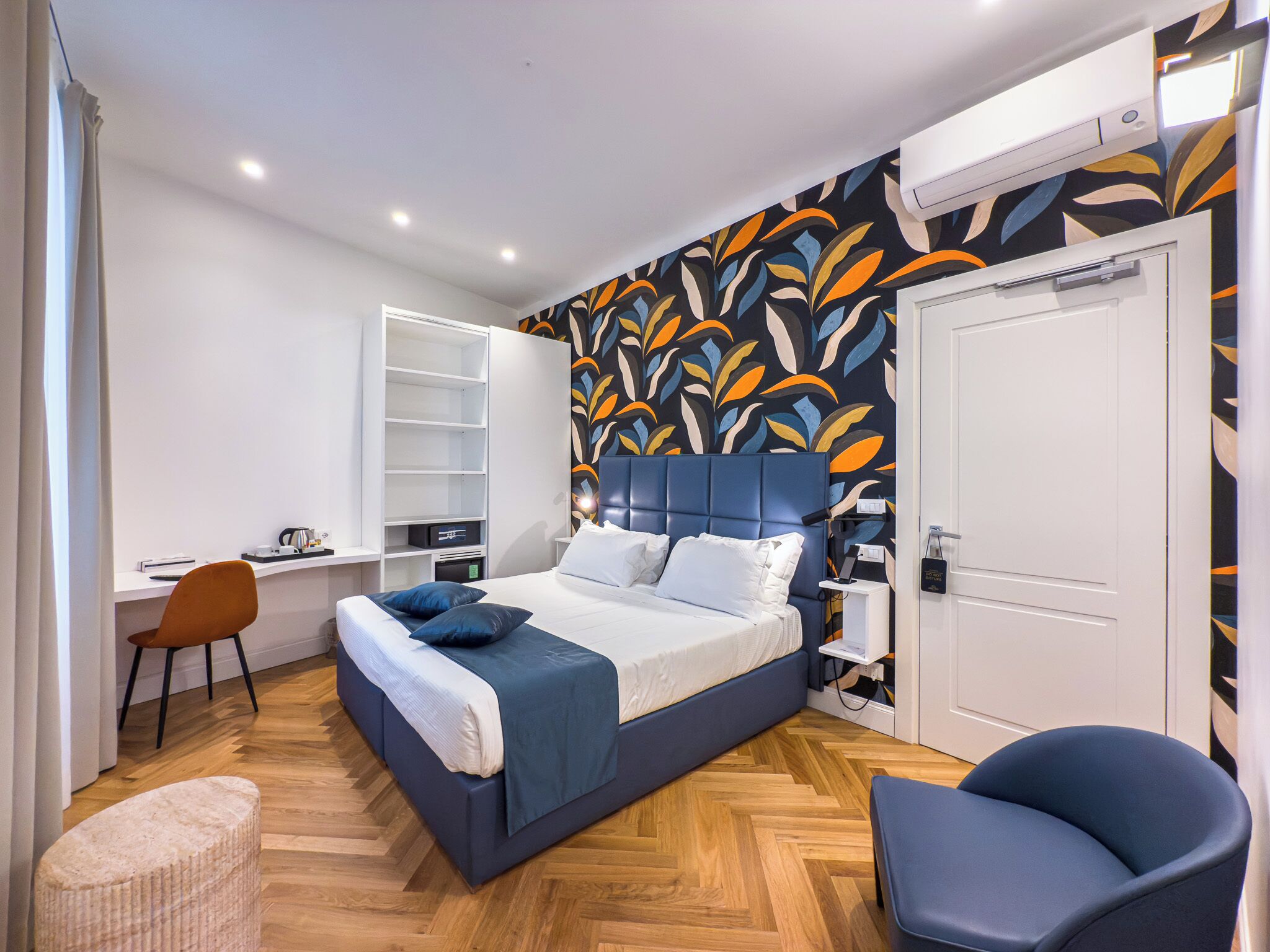 Una camera da letto moderna con un letto grande, una scrivania e una sedia.