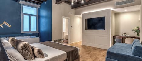 Quadruple room with whirlpool tub on the fourth floor in the separate building | Hochwertige Bettwaren, Daunenbettdecken