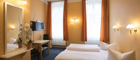 Escritorio, cunas gratuitas, wifi gratis y ropa de cama