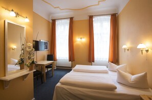 Escritorio, cunas gratuitas, wifi gratis y ropa de cama 